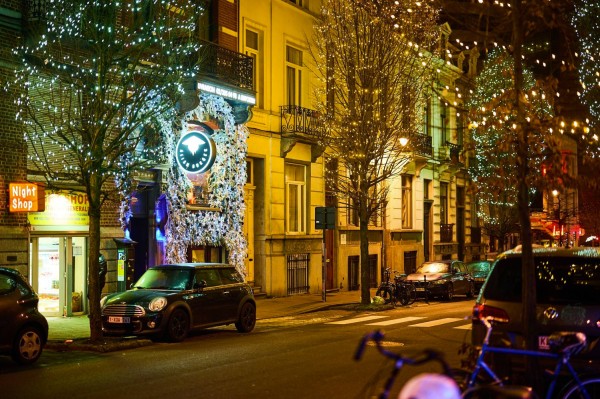 Sapin de Noël illuminé en ville